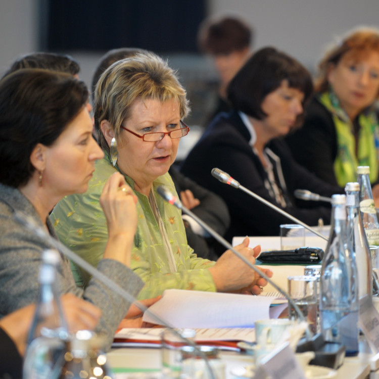 Bundesministerin Gabriele Heinisch-Hosek bei der KultusministerInnenkonferenz  in Essen - Bild Nr. 4453