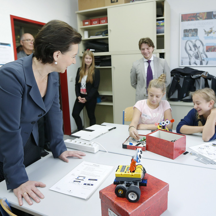 Bundesministerin Gabriele Heinisch-Hosek besucht das TGM - Bild Nr. 4512