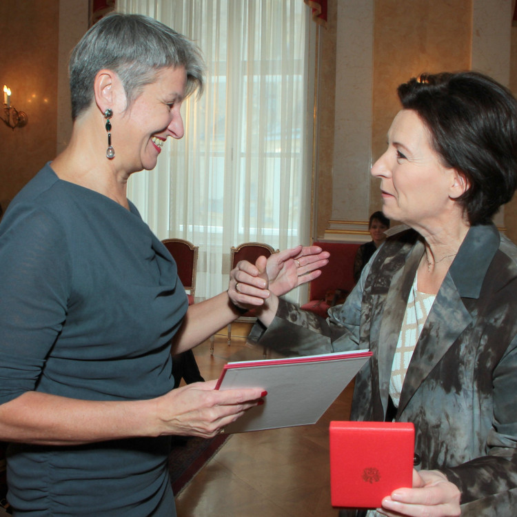Bundesministerin Heinisch-Hosek überreicht Theaterintendantin Barbara Klein hohe staatliche Auszeichnung - Bild Nr. 5059