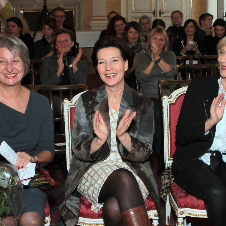 Bundesministerin Heinisch-Hosek überreicht Theaterintendantin Barbara Klein hohe staatliche Auszeichnung - Bild Nr. 5065