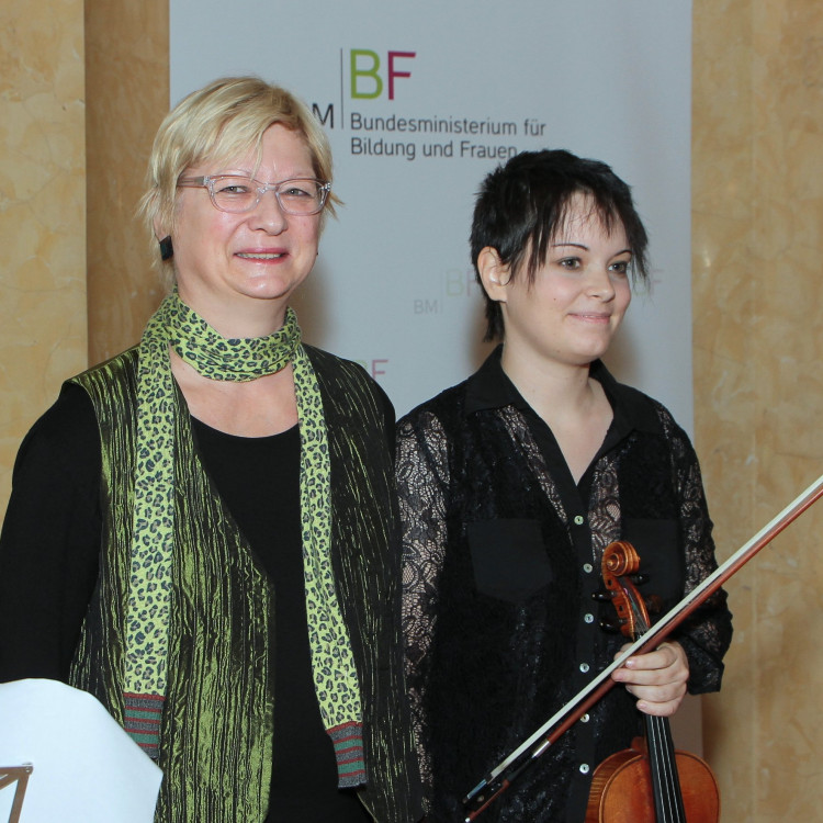 Bundesministerin Heinisch-Hosek überreicht Theaterintendantin Barbara Klein hohe staatliche Auszeichnung - Bild Nr. 5069