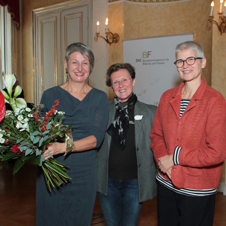 Bundesministerin Heinisch-Hosek überreicht Theaterintendantin Barbara Klein hohe staatliche Auszeichnung - Bild Nr. 5070