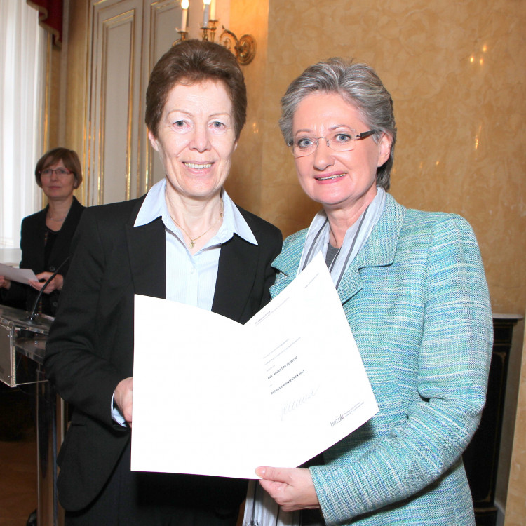 Bundesehrenzeichen-Verleihung an Freiwillige des Österreichischen Jugendrotkreuzes durch Bundesministerin Claudia Schmied - Bild Nr. 560