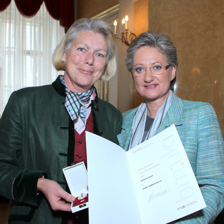 Bundesehrenzeichen-Verleihung an Freiwillige des Österreichischen Jugendrotkreuzes durch Bundesministerin Claudia Schmied - Bild Nr. 574
