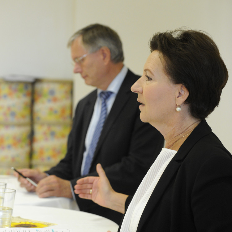 Bundesministerin Gabriele Heinisch-Hosek und Bundesminister Alois Stöger präsentieren im Rahmen einer Pressekonferenz das gemeinsame Projekt „Mobile Learning“ - Bild Nr. 5919