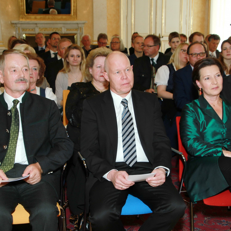 Bundesministerin Gabriele Heinisch-Hosek verlieh fünf hohe Auszeichnungen - Bild Nr. 5928