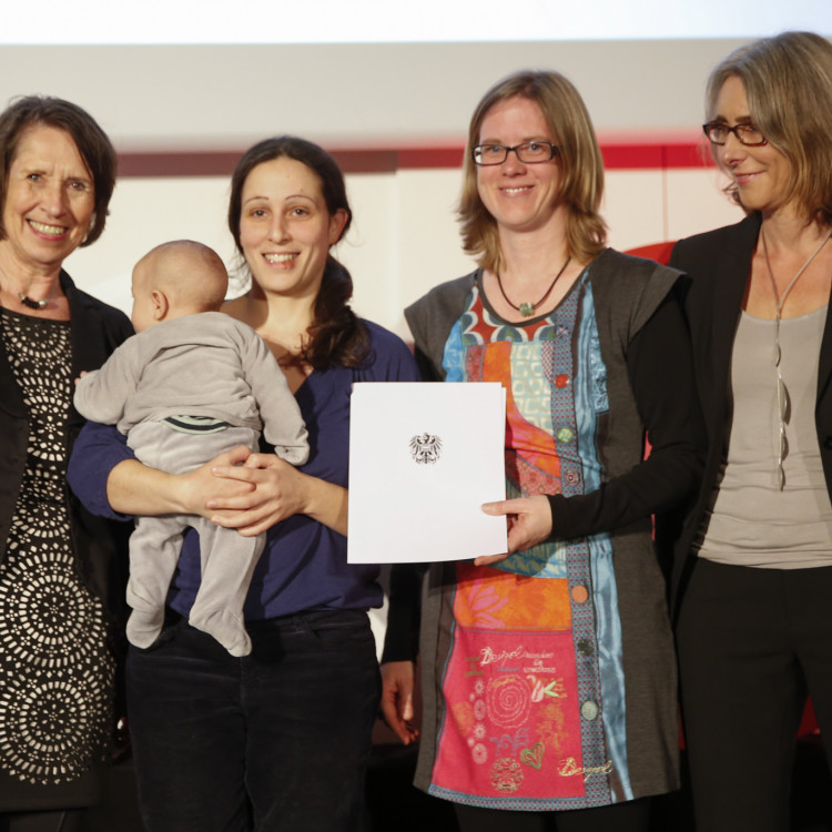 Bildungsministerin Heinisch-Hosek verleiht den Österreichischen Staatspreis für Erwachsenenbildung 2015 - Bild Nr. 6280