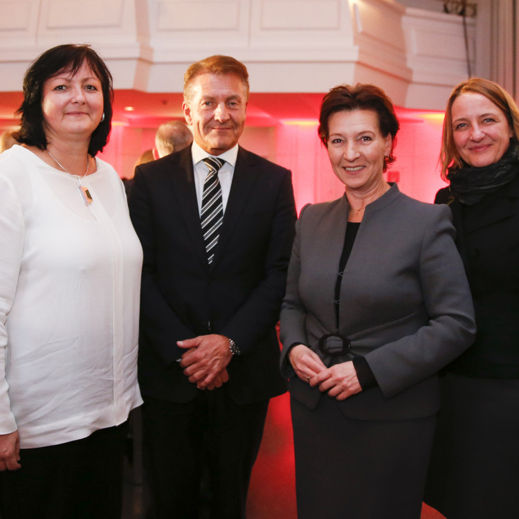 Bildungsministerin Heinisch-Hosek verleiht den Österreichischen Staatspreis für Erwachsenenbildung 2015 - Bild Nr. 6306
