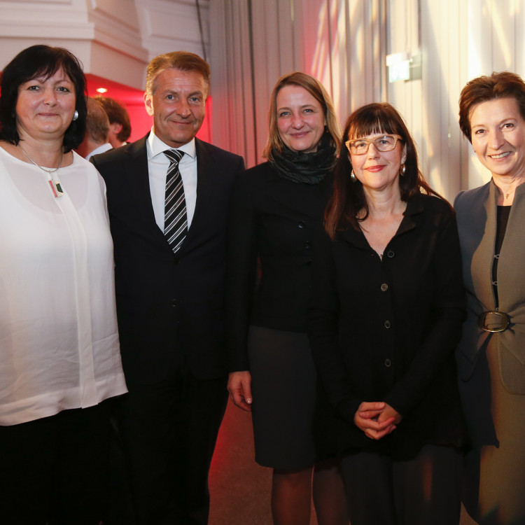 Bildungsministerin Heinisch-Hosek verleiht den Österreichischen Staatspreis für Erwachsenenbildung 2015 - Bild Nr. 6307