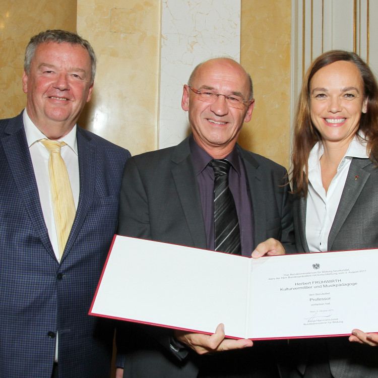 Bildungsministerin Hammerschmid überreicht hohe staatliche Auszeichnungen - Bild Nr. 7592