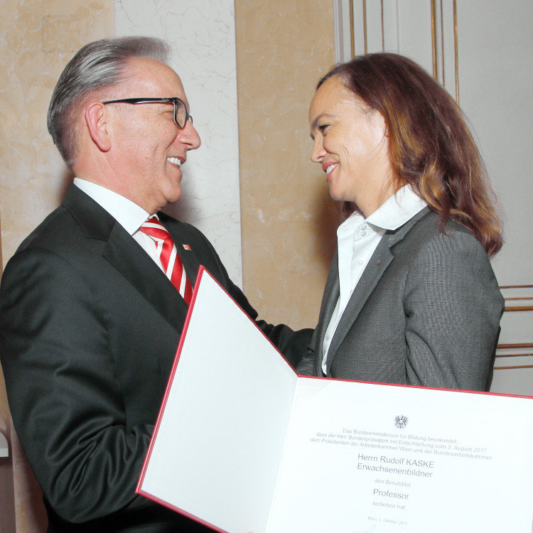 Bildungsministerin Hammerschmid überreicht hohe staatliche Auszeichnungen - Bild Nr. 7597
