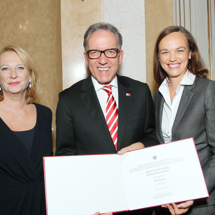 Bildungsministerin Hammerschmid überreicht hohe staatliche Auszeichnungen - Bild Nr. 7598