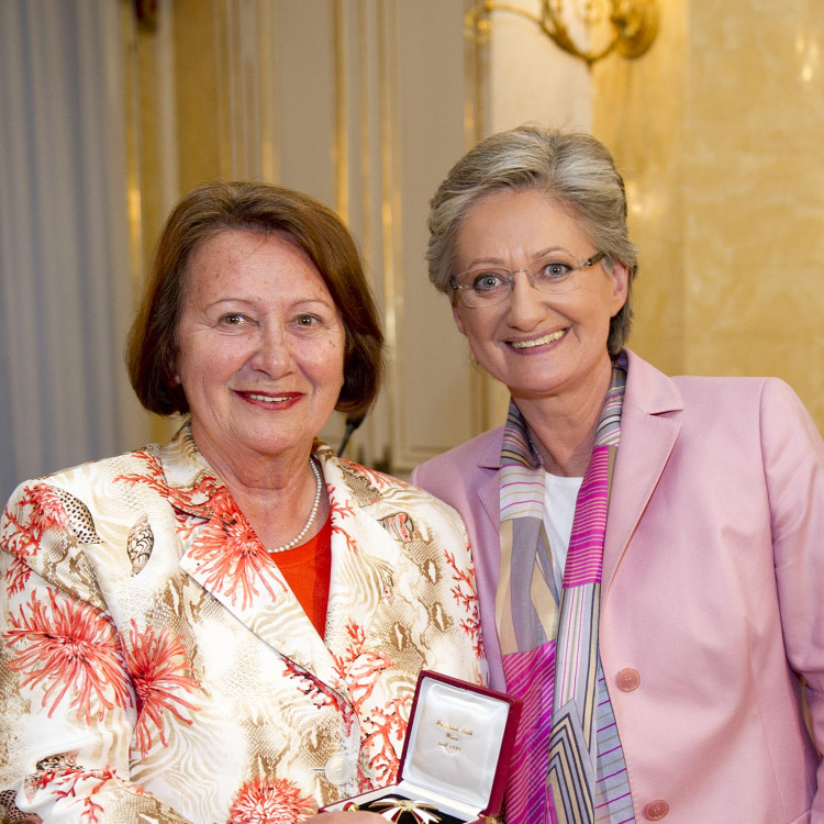 BM Schmied überreicht BM a.D. Hilde Hawlicek das Österreichische Ehrenkreuz für Wissenschaft und Kunst I. Klasse - Bild Nr. 908
