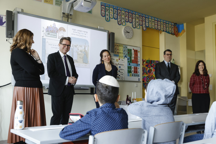 BM Polaschek besucht die jüdischen Zwi Perez Chajes Schule in Wien mit IKG-Präsident Deutsch