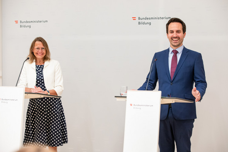 Lehramtsstudium für die Primarstufe wird praxisnäher: Bildungsminister Christoph Wiederkehr und Rektorin Beatrix Karl stellen Reform vor