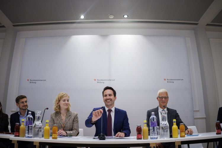 BMB Pressegespräch: OECD präsentiert Daten zum österreichischen Bildungssystem - Bild Nr. 15950 - Vorschau