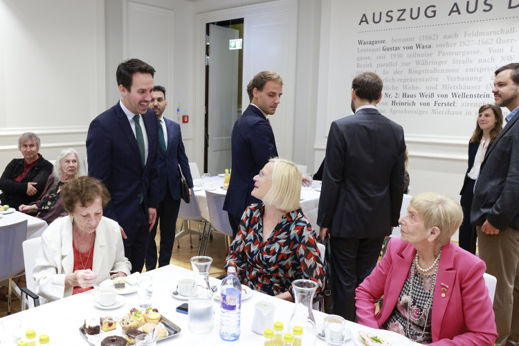 Bildungsminister ehrt Zeitzeuginnen und Zeitzeugen, die Schulen besuchen. - Bild Nr. 16049 - Vorschau