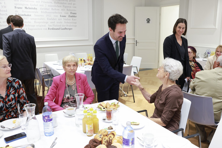 Bildungsminister ehrt Zeitzeuginnen und Zeitzeugen, die Schulen besuchen. - Bild Nr. 16050 - Vorschau
