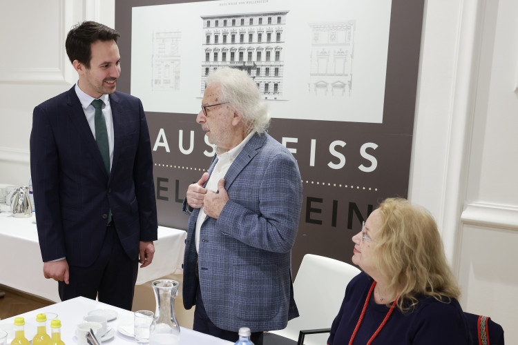 Bildungsminister ehrt Zeitzeuginnen und Zeitzeugen, die Schulen besuchen.