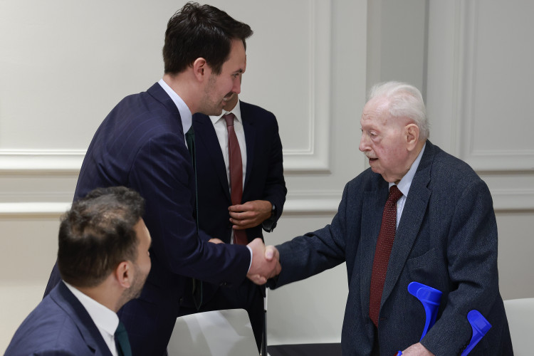 Bildungsminister ehrt Zeitzeuginnen und Zeitzeugen, die Schulen besuchen.