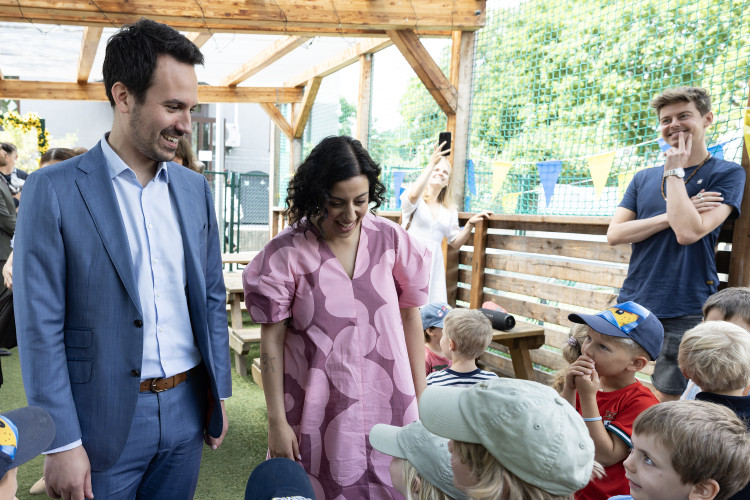 Besuch von Bildungsminister Wiederkehr in der Schwedischen Schule in Wien