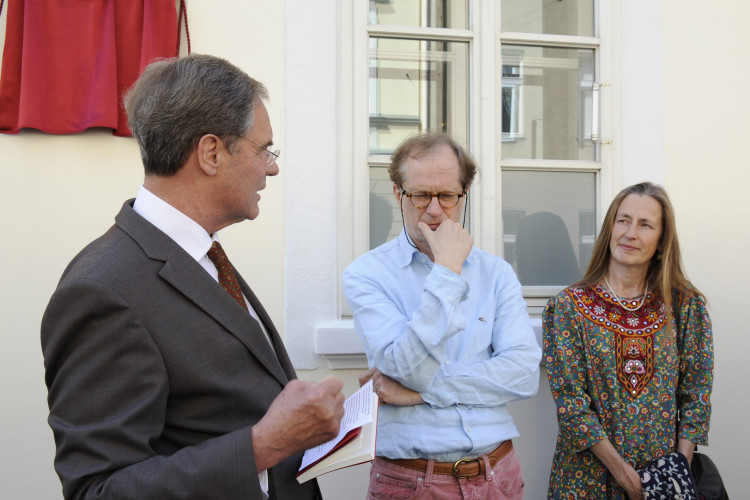Schriftsteller Josef Winkler erhält Ehrentafel an seinem ehemaligen Wohnhaus