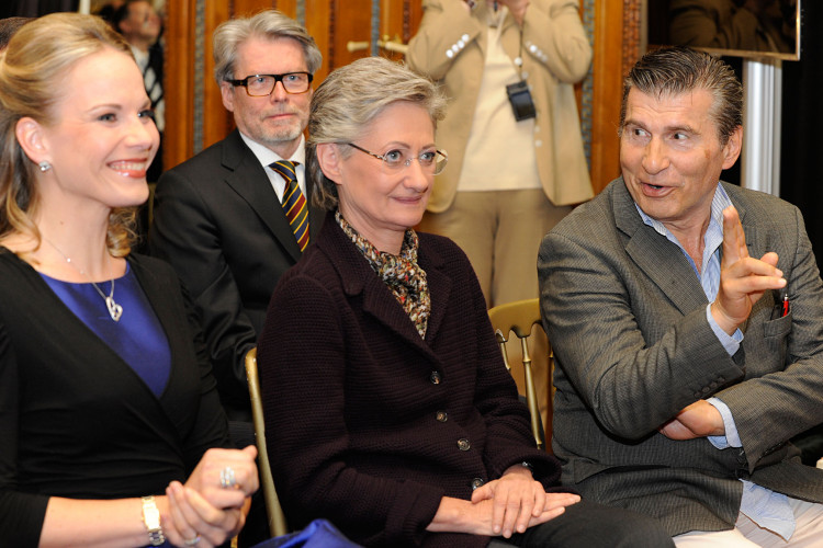 Bundesministerin Dr. Claudia Schmied verleiht Elina Garanca den Berufstitel „Kammersängerin“.