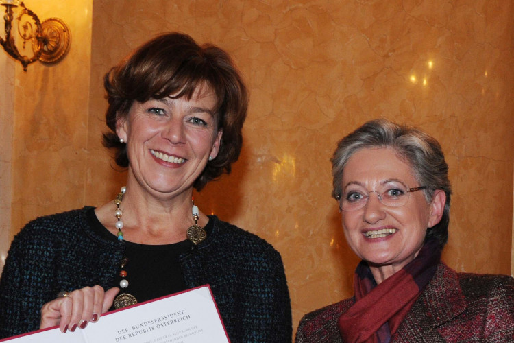 Kulturministerin Dr. Claudia Schmied zeichnet Südtiroler Politikerin aus