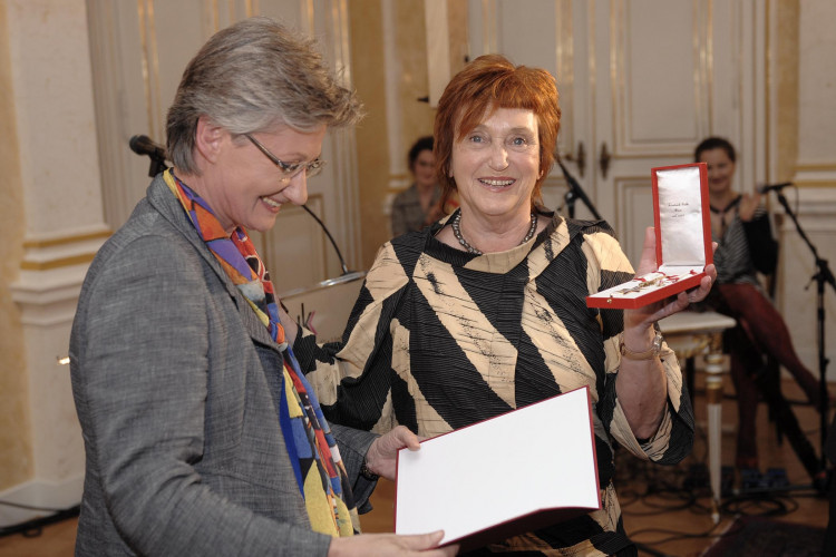 BM Claudia Schmied ehrt VALIE EXPORT mit dem Großen Goldenen Ehrenzeichen für Verdienste um die Republik Österreich - Bild Nr. 398 - Vorschau