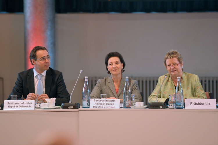 Bundesministerin Gabriele Heinisch-Hosek bei der KultusministerInnenkonferenz  in Essen - Bild Nr. 4451 - Vorschau