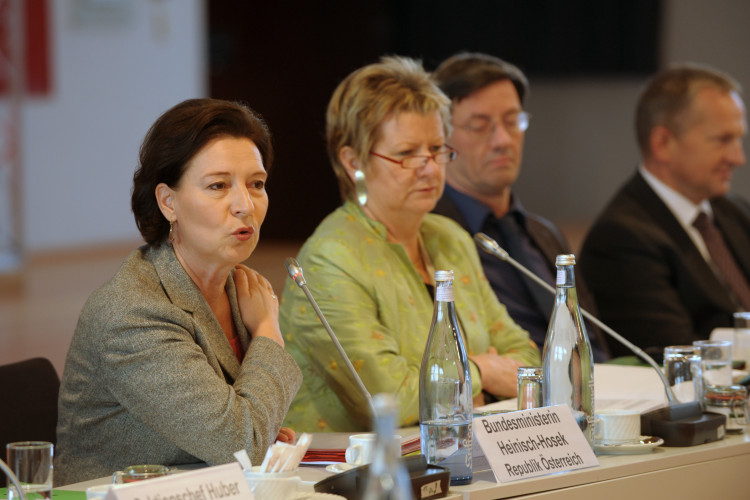 Bundesministerin Gabriele Heinisch-Hosek bei der KultusministerInnenkonferenz  in Essen - Bild Nr. 4452 - Vorschau
