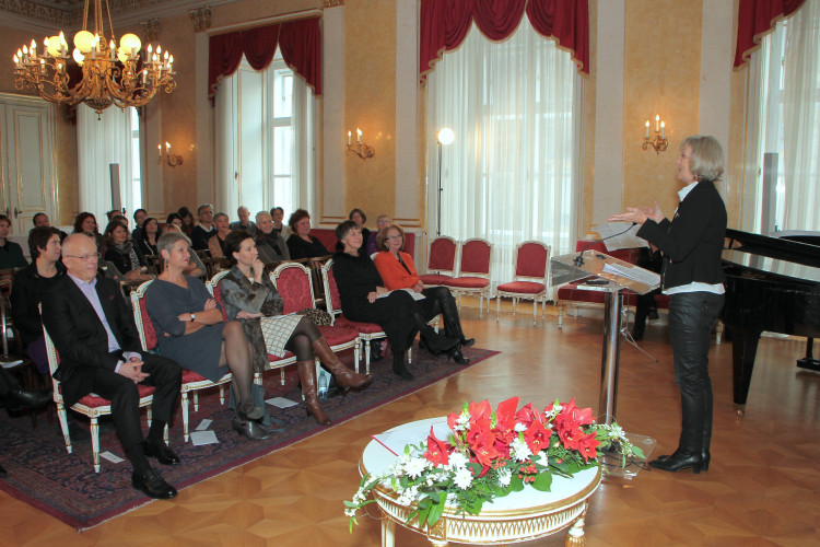 Bundesministerin Heinisch-Hosek überreicht Theaterintendantin Barbara Klein hohe staatliche Auszeichnung - Bild Nr. 5054 - Vorschau