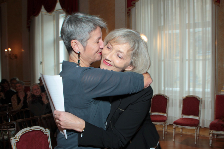 Bundesministerin Heinisch-Hosek überreicht Theaterintendantin Barbara Klein hohe staatliche Auszeichnung