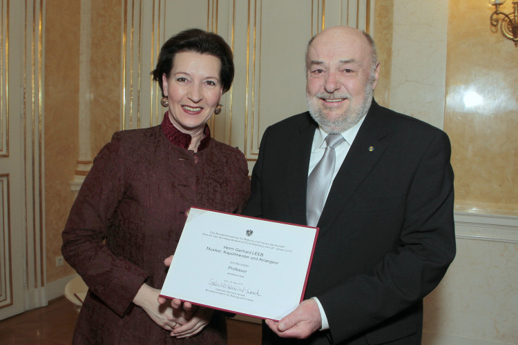 Bundesministerin Heinisch-Hosek überreicht Urkunden über die Verleihung des Berufstitels „Professorin/Professor“