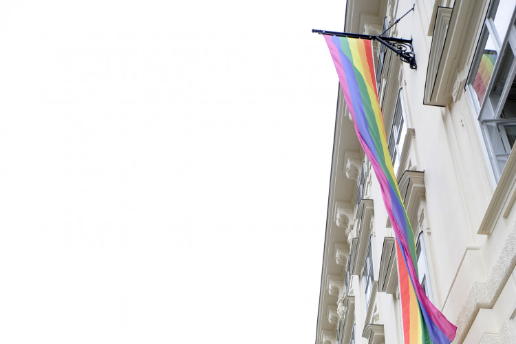 Hissen der Regenbogenfahne vor dem BMBF