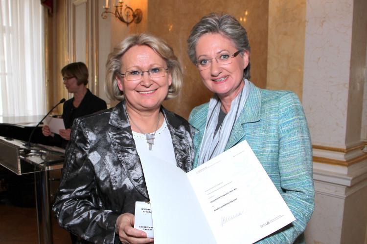 Bundesehrenzeichen-Verleihung an Freiwillige des Österreichischen Jugendrotkreuzes durch Bundesministerin Claudia Schmied - Bild Nr. 558 - Vorschau