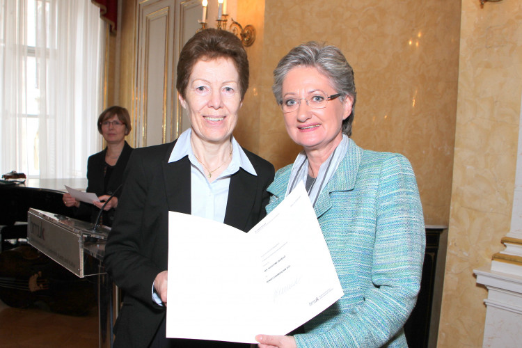 Bundesehrenzeichen-Verleihung an Freiwillige des Österreichischen Jugendrotkreuzes durch Bundesministerin Claudia Schmied - Bild Nr. 560 - Vorschau