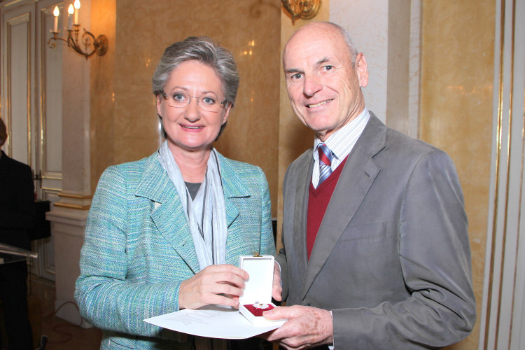 Bundesehrenzeichen-Verleihung an Freiwillige des Österreichischen Jugendrotkreuzes durch Bundesministerin Claudia Schmied