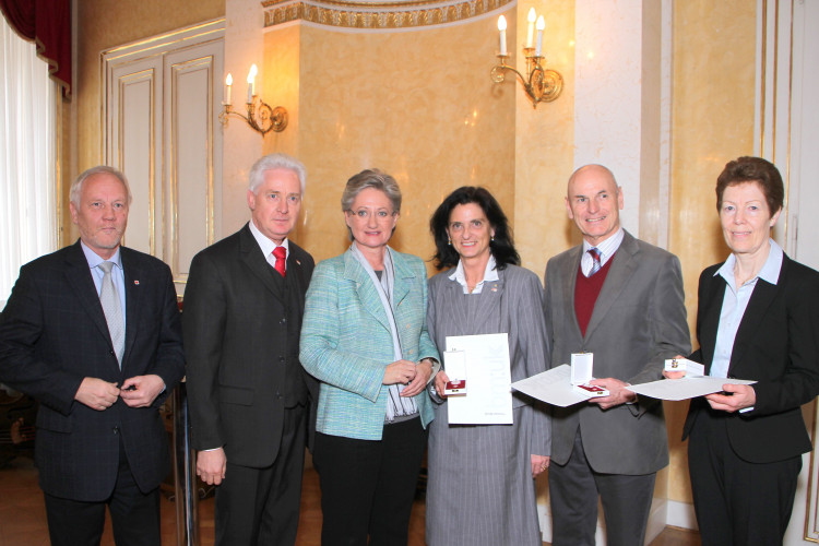 Bundesehrenzeichen-Verleihung an Freiwillige des Österreichischen Jugendrotkreuzes durch Bundesministerin Claudia Schmied