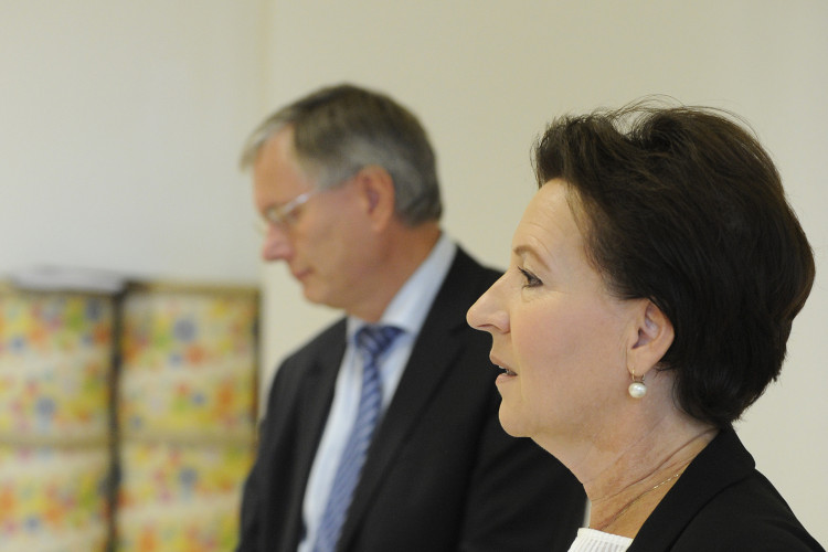 Bundesministerin Gabriele Heinisch-Hosek und Bundesminister Alois Stöger präsentieren im Rahmen einer Pressekonferenz das gemeinsame Projekt „Mobile Learning“ - Bild Nr. 5919 - Vorschau