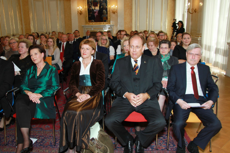 Bundesministerin Gabriele Heinisch-Hosek verlieh fünf hohe Auszeichnungen - Bild Nr. 5929 - Vorschau