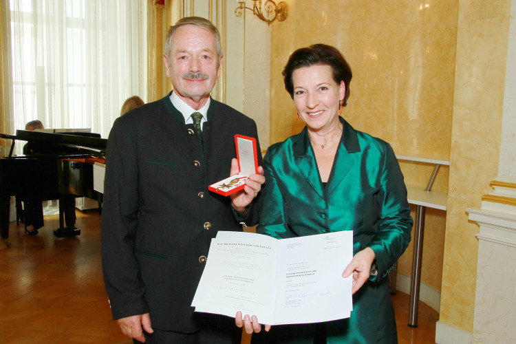 Bundesministerin Gabriele Heinisch-Hosek verlieh fünf hohe Auszeichnungen - Bild Nr. 5930 - Vorschau