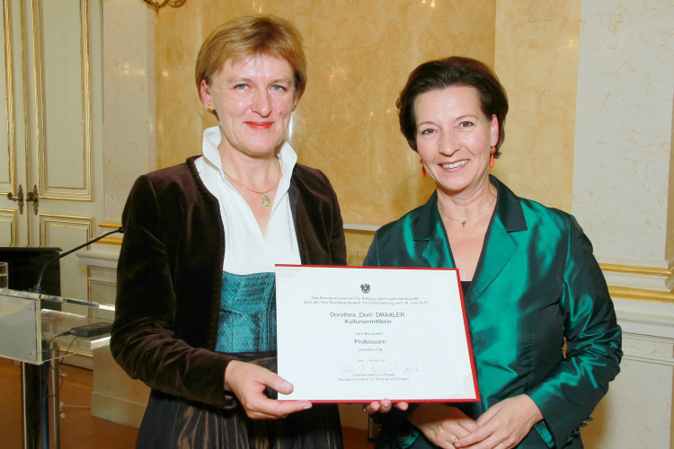Bundesministerin Gabriele Heinisch-Hosek verlieh fünf hohe Auszeichnungen