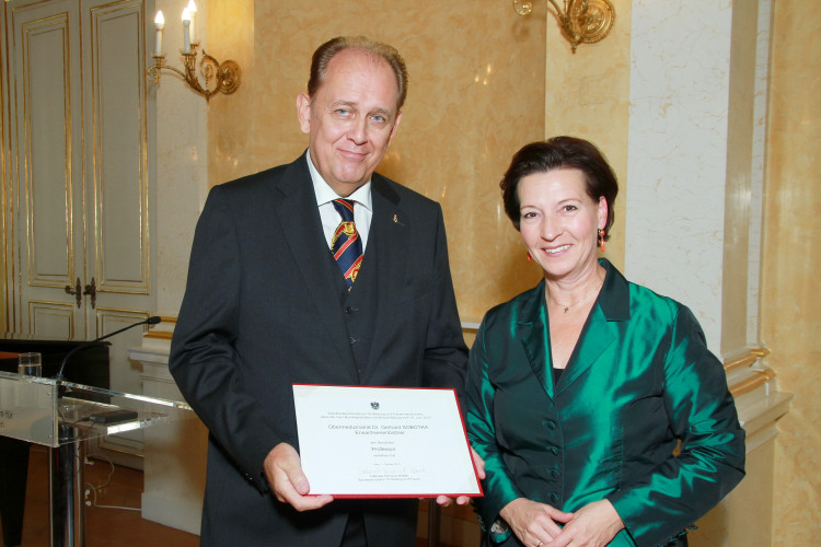 Bundesministerin Gabriele Heinisch-Hosek verlieh fünf hohe Auszeichnungen