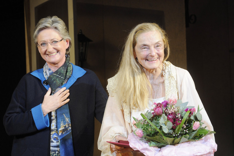 BM Schmied verlieh Erni Mangold das Österreichische Ehrenkreuz für Wissenschaft und Kunst