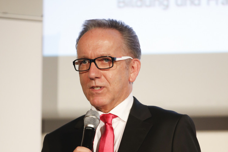 Bildungsministerin Heinisch-Hosek verleiht den Österreichischen Staatspreis für Erwachsenenbildung 2015