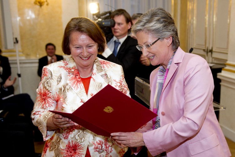 BM Schmied überreicht BM a.D. Hilde Hawlicek das Österreichische Ehrenkreuz für Wissenschaft und Kunst I. Klasse - Bild Nr. 909 - Vorschau